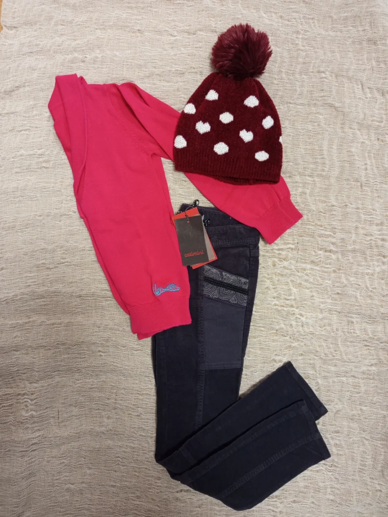 Pantalon - Catimini - 6 ans - 10€ Veste - rose - LCDP - 6 ans - 6,10€ Bonnet - bordeau - pois blancs - 4€