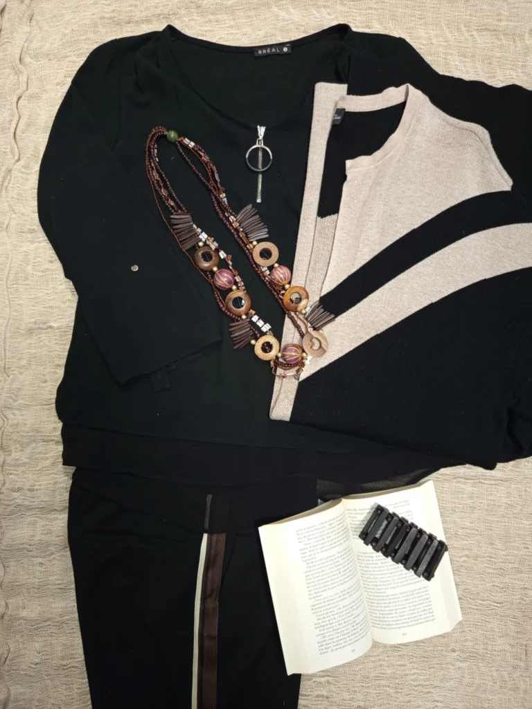 Blouse - Bréal - 10€ - S/M - veste - your sixth sense - 10€ - L - collier - 6,20€ - bracelet - 2,50€