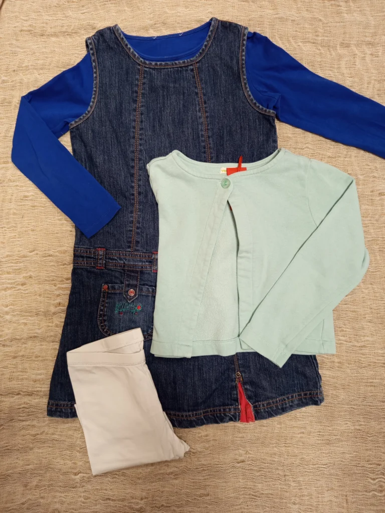 Robe - 6€ - T shirt - 3,50€ - veste - 4€ - legging - 3€